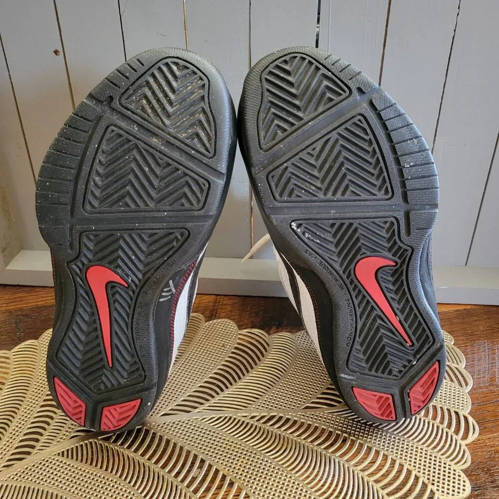 Youth Nike Press sise 4.5 - Picture 2 of 6